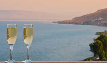 שתי כוסות שמפניה למול נוף הכנרת - ספא במלון לאונרדו פלאזה טבריה